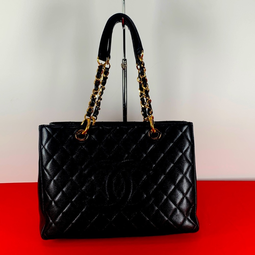 CHANEL blk leather quilted grand tote